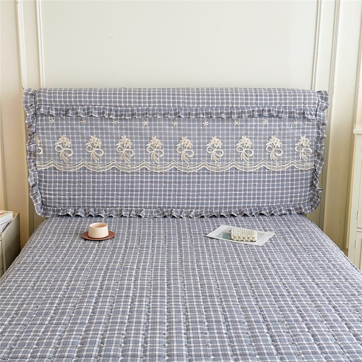 91家纺网 家纺一手货源 找家纺 十个点家纺 2025新款公主风夹棉床头罩-格小格系列 格小格-兰