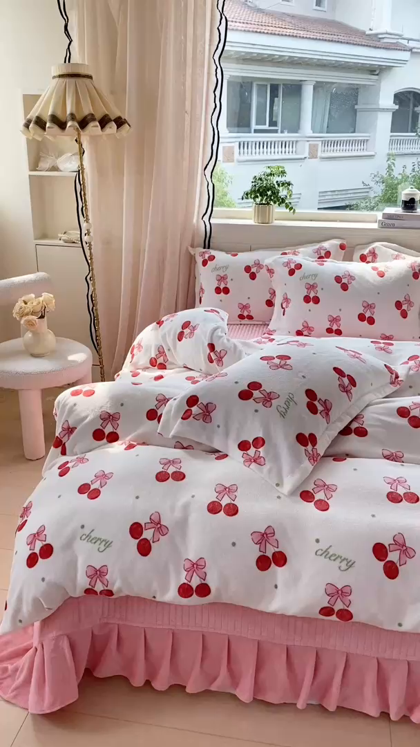 91家纺网 家纺一手货源 找家纺 富之航家纺 2025秋冬新款牛奶绒印花床盖四件套 甜蜜樱桃
