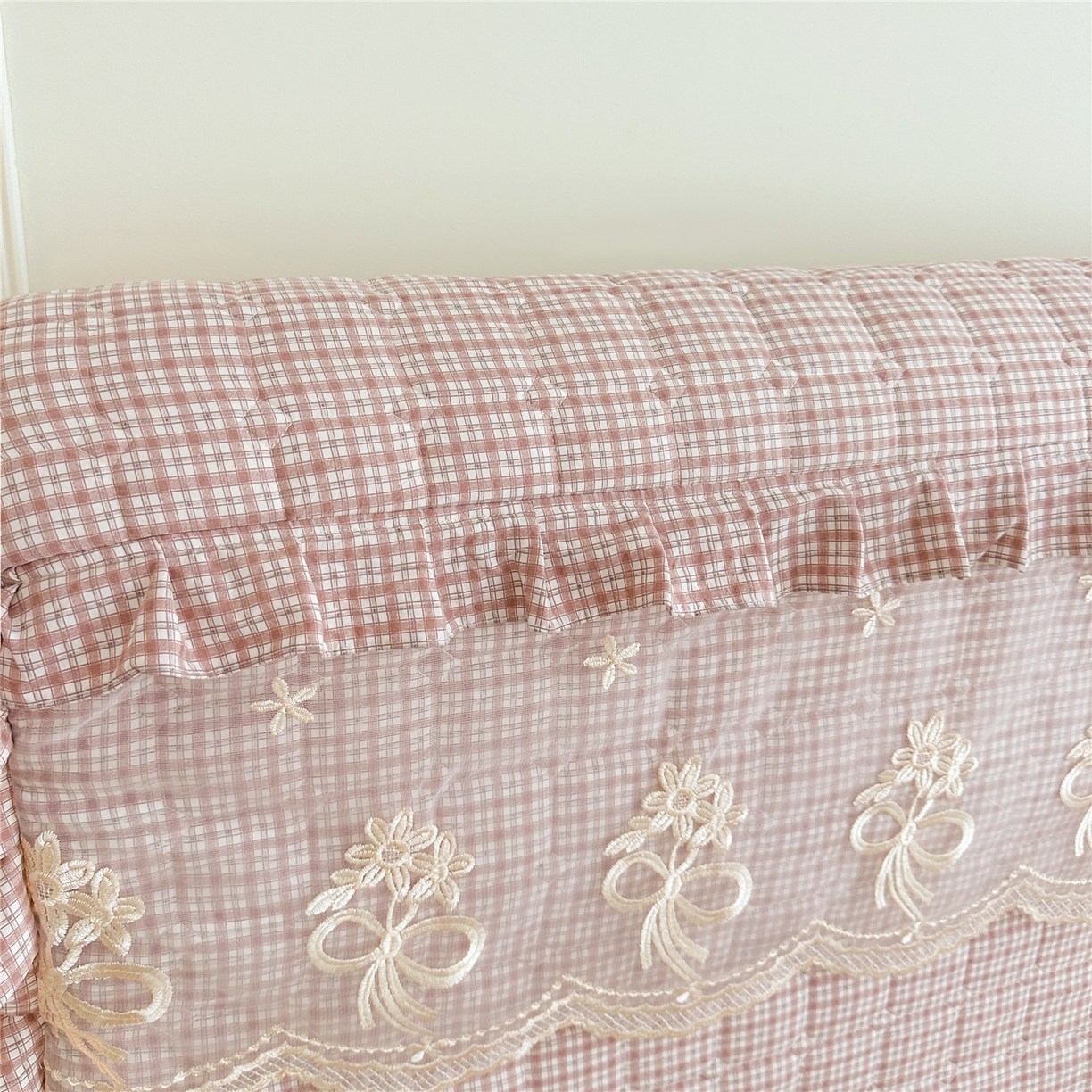 91家纺网 家纺一手货源 找家纺 （总）十个点家纺 2025新款公主风夹棉床头罩-格小格系列