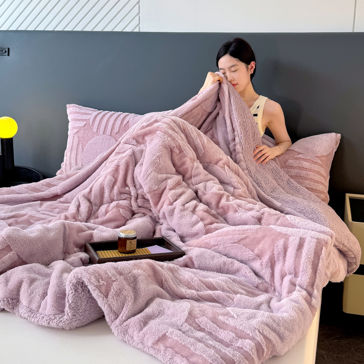 91家纺网 家纺一手货源 找家纺 枋梢家纺 2025新款亮丝兔毛绒兔毛提花北欧几何羊羔绒 双层加厚保暖盖毯 居家午睡保暖毯 几何-紫色