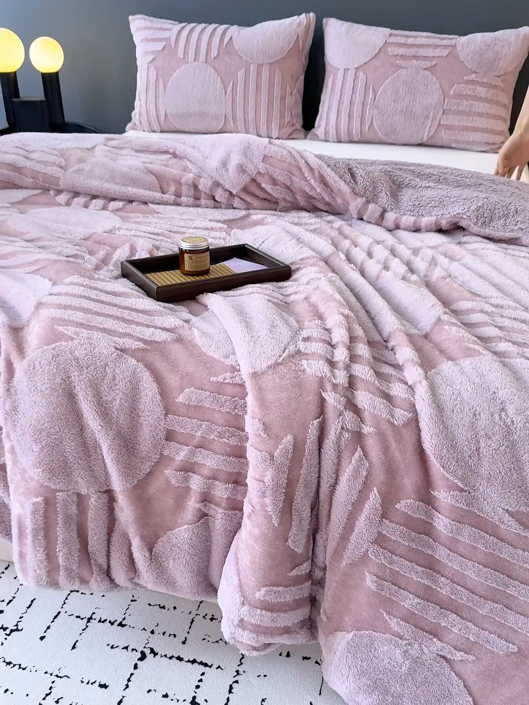 91家纺网 家纺一手货源 找家纺 枋梢家纺 2025新款亮丝兔毛绒兔毛提花北欧几何羊羔绒 双层加厚保暖盖毯 居家午睡保暖毯 几何-紫色