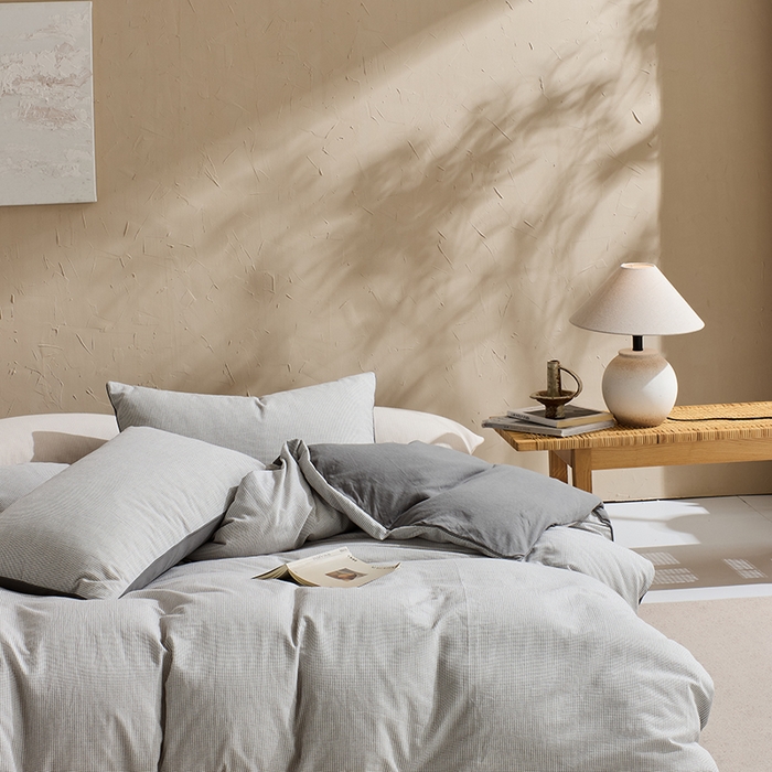 91家纺网 家纺一手货源 找家纺 LADYCOCO可可家居 2025新款针织+梭织夹棉四件套-滚绳款 星羽皱 格子灰色