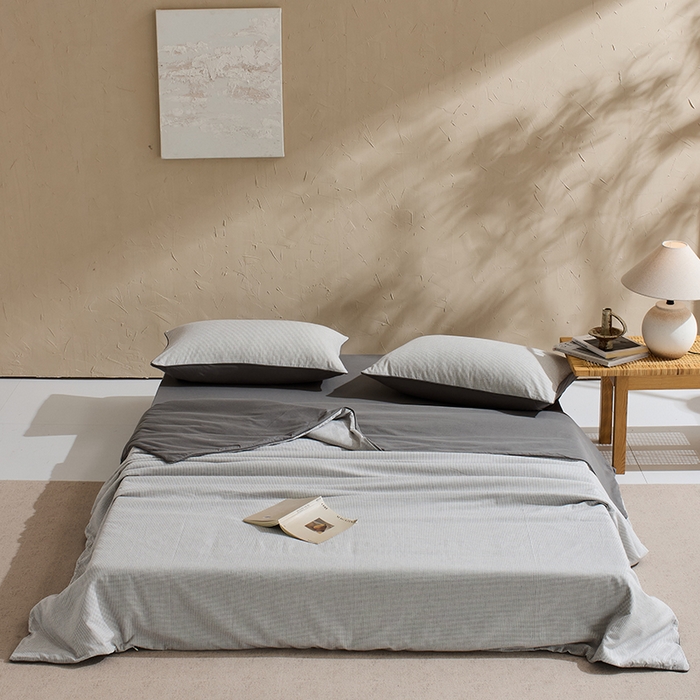 91家纺网 家纺一手货源 找家纺 LADYCOCO可可家居 2025新款针织+梭织夹棉四件套-滚绳款 星羽皱 格子灰色