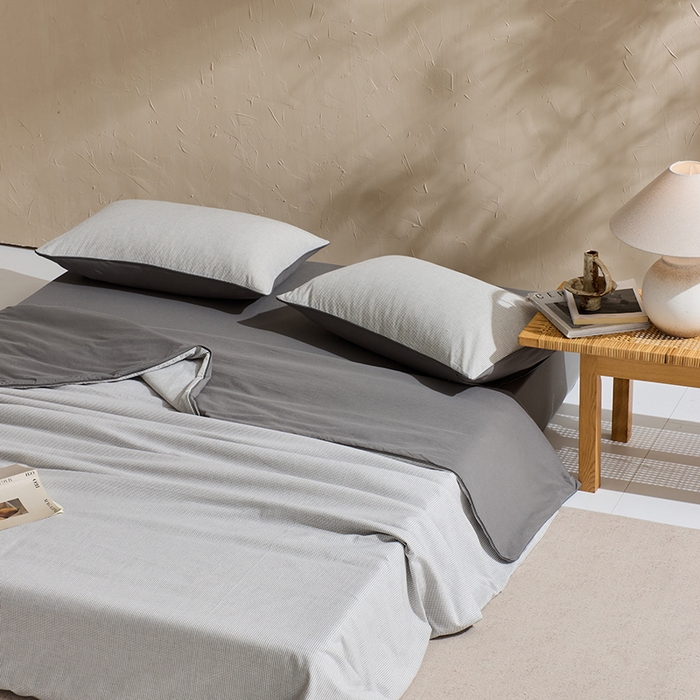 91家纺网 家纺一手货源 找家纺 LADYCOCO可可家居 2025新款针织+梭织夹棉四件套-滚绳款 星羽皱 格子灰色