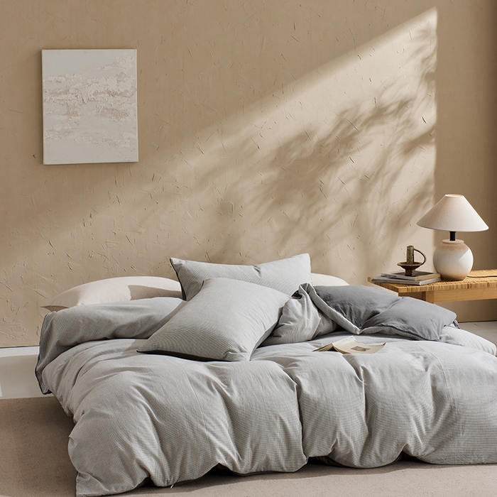 91家纺网 家纺一手货源 找家纺 LADYCOCO可可家居 2025新款针织+梭织夹棉四件套-滚绳款 星羽皱 格子灰色