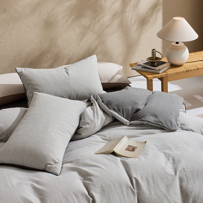 91家纺网 家纺一手货源 找家纺 LADYCOCO可可家居 2025新款针织+梭织夹棉四件套-滚绳款 星羽皱 格子灰色