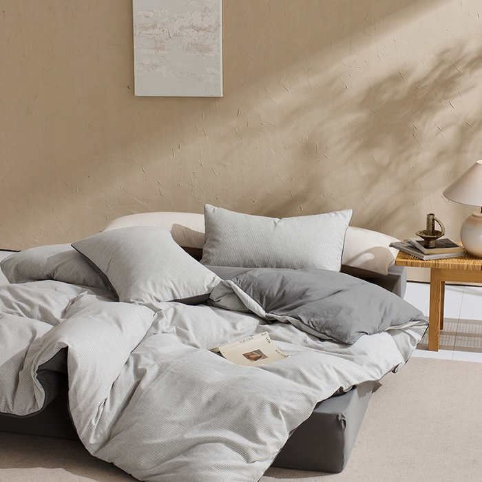 91家纺网 家纺一手货源 找家纺 LADYCOCO可可家居 2025新款针织+梭织夹棉四件套-滚绳款 星羽皱 格子灰色