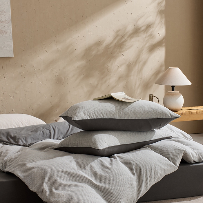 91家纺网 家纺一手货源 找家纺 LADYCOCO可可家居 2025新款针织+梭织夹棉四件套-滚绳款 星羽皱 格子灰色