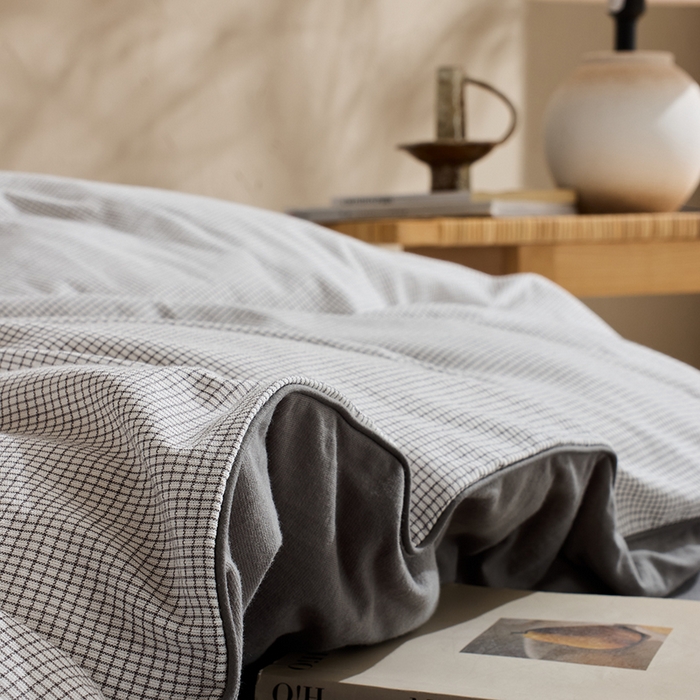 91家纺网 家纺一手货源 找家纺 LADYCOCO可可家居 2025新款针织+梭织夹棉四件套-滚绳款 星羽皱 格子灰色