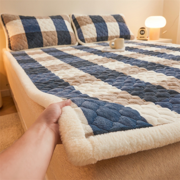 91家纺网 家纺一手货源 找家纺 喜居 2025新款高克重印花牛奶绒夹棉床褥床垫子褥子床护垫 蓝大格