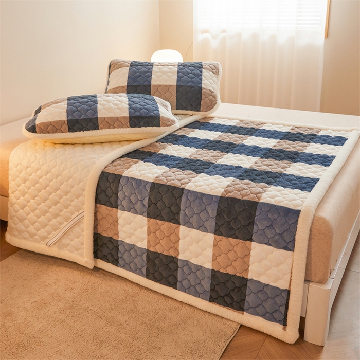 91家纺网 家纺一手货源 找家纺 喜居 2025新款高克重印花牛奶绒夹棉床褥床垫子褥子床护垫 蓝大格