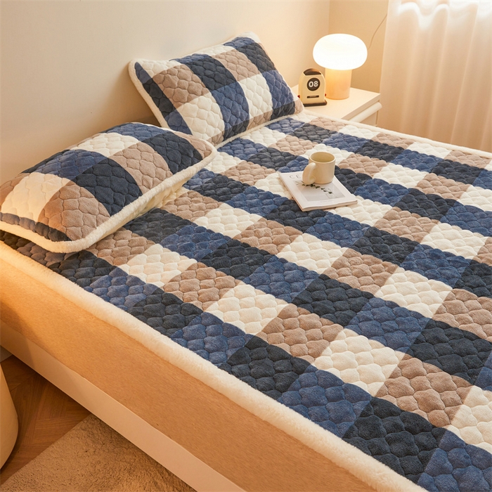 91家纺网 家纺一手货源 找家纺 喜居 2025新款高克重印花牛奶绒夹棉床褥床垫子褥子床护垫 蓝大格