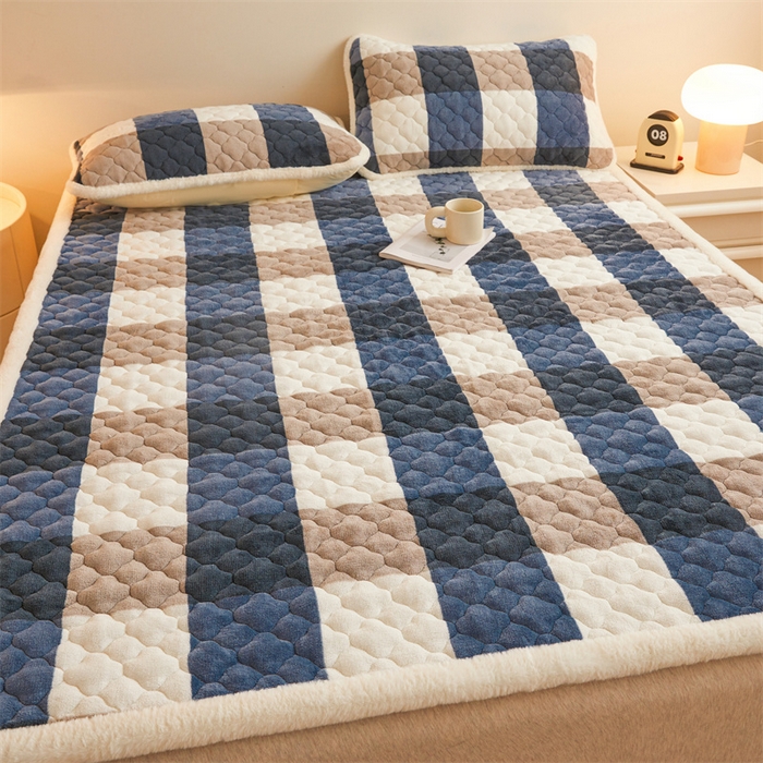 91家纺网 家纺一手货源 找家纺 喜居 2025新款高克重印花牛奶绒夹棉床褥床垫子褥子床护垫 蓝大格