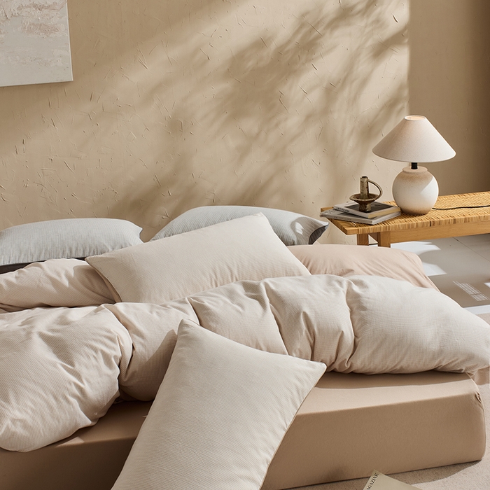 91家纺网 家纺一手货源 找家纺 LADYCOCO可可家居 2025新款针织+梭织夹棉四件套-滚绳款 星羽皱 格子米色