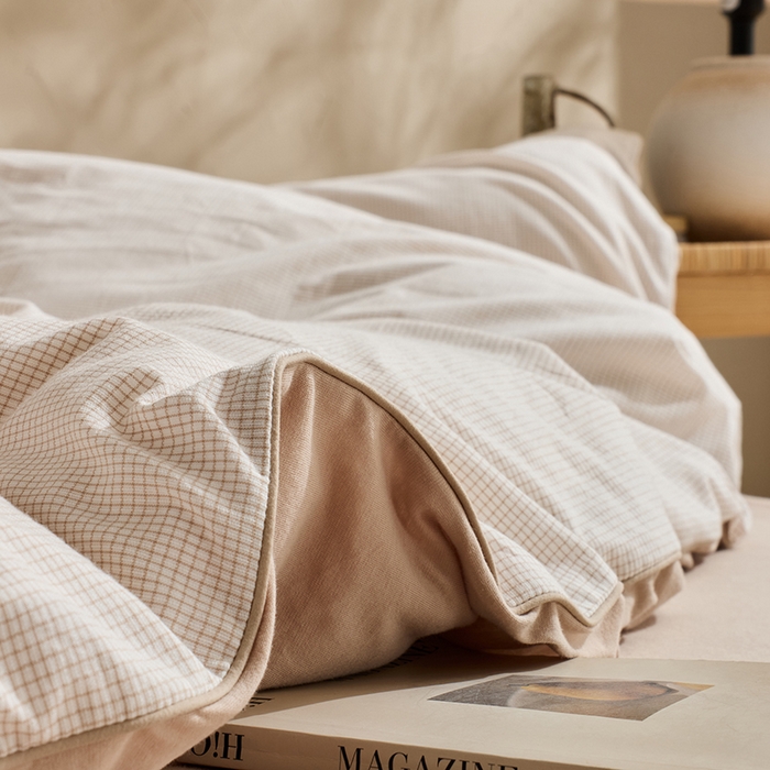 91家纺网 家纺一手货源 找家纺 LADYCOCO可可家居 2025新款针织+梭织夹棉四件套-滚绳款 星羽皱 格子米色