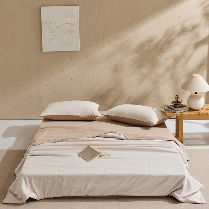 91家纺网 家纺一手货源 找家纺 LADYCOCO可可家居 2025新款针织+梭织夹棉四件套-滚绳款 星羽皱 格子米色