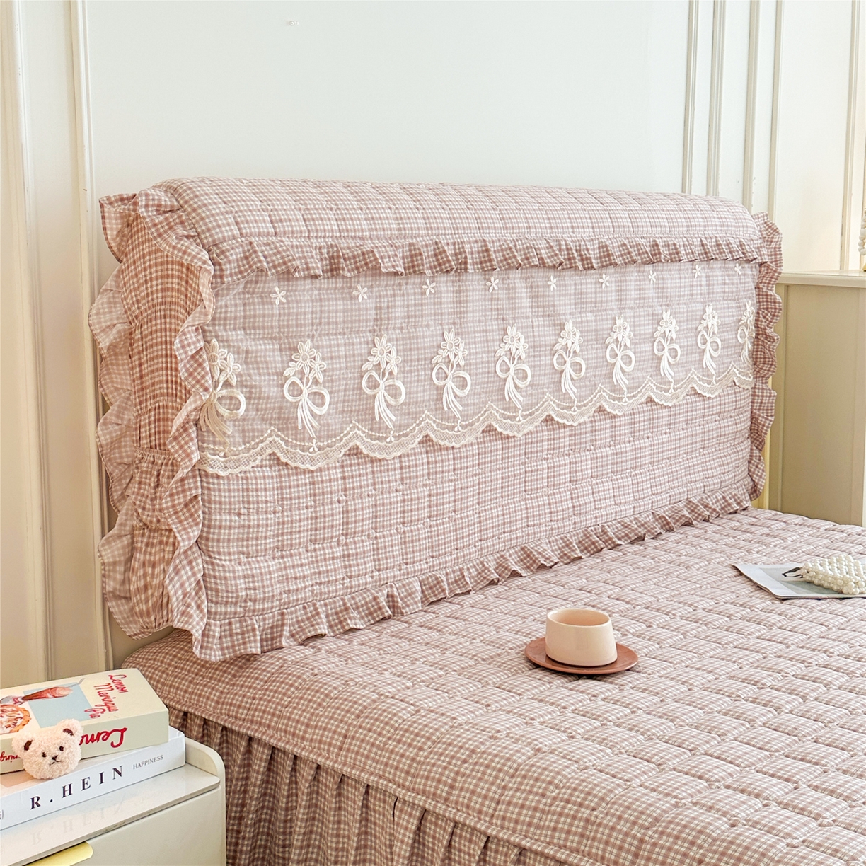 91家纺网 家纺一手货源 找家纺 十个点家纺 2025新款公主风夹棉床头罩-格小格系列 格小格-粉
