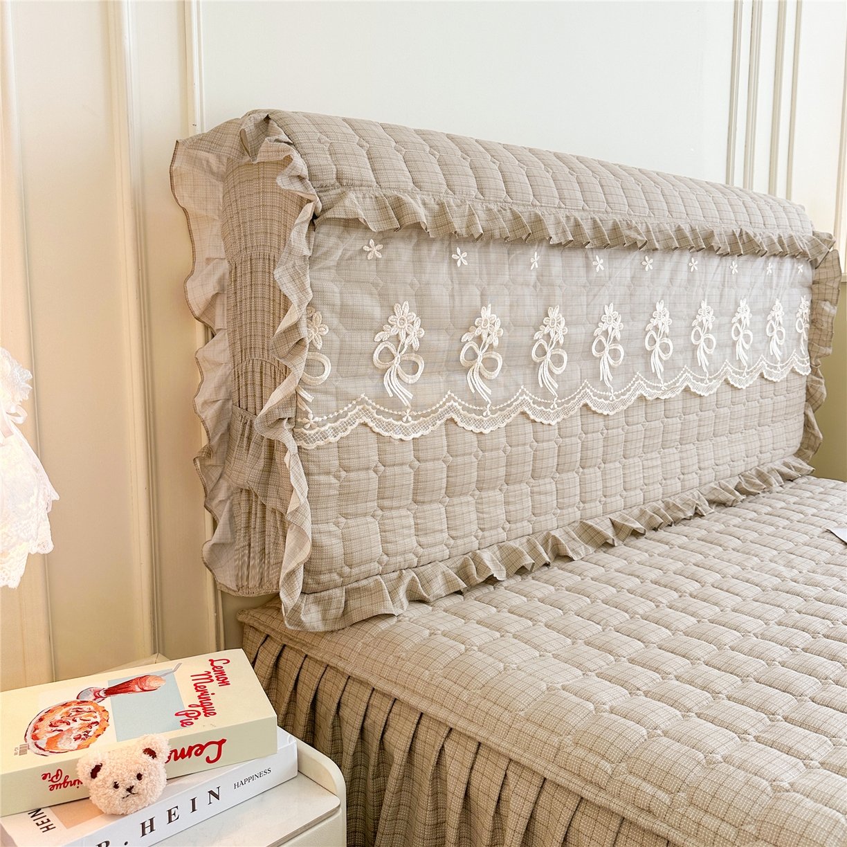 91家纺网 家纺一手货源 找家纺 十个点家纺 2025新款公主风夹棉床头罩-格小格系列 格小格-金驼