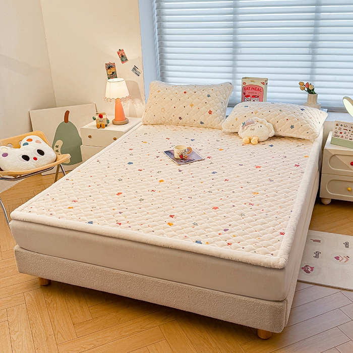 91家纺网 家纺一手货源 找家纺 喜居 2025新款高克重印花牛奶绒夹棉床褥床垫子褥子床护垫 童话星空