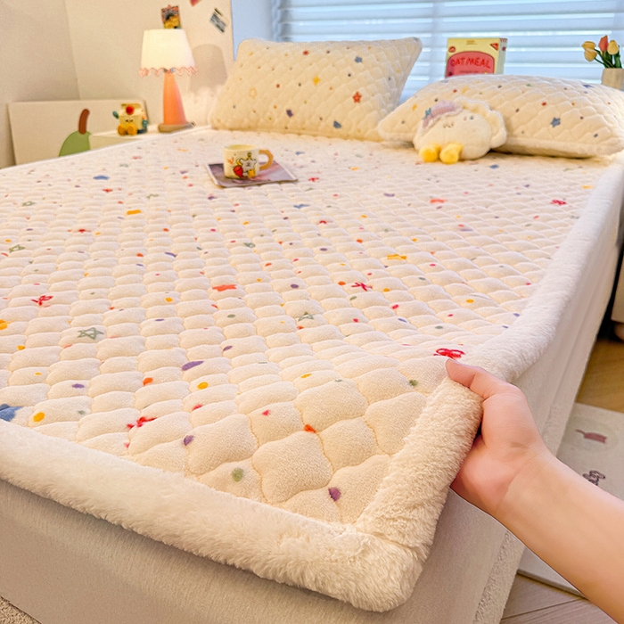 91家纺网 家纺一手货源 找家纺 喜居 2025新款高克重印花牛奶绒夹棉床褥床垫子褥子床护垫 童话星空