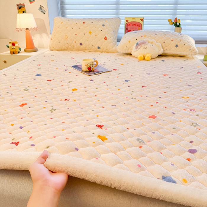 91家纺网 家纺一手货源 找家纺 喜居 2025新款高克重印花牛奶绒夹棉床褥床垫子褥子床护垫 童话星空