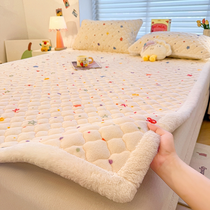 91家纺网 家纺一手货源 找家纺 喜居 2025新款高克重印花牛奶绒夹棉床褥床垫子褥子床护垫 童话星空