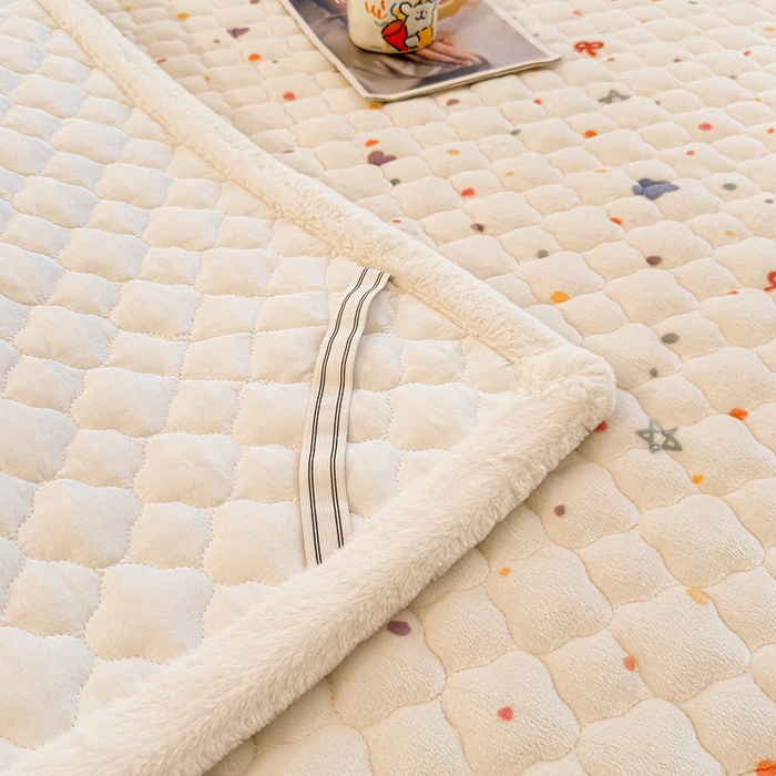 91家纺网 家纺一手货源 找家纺 喜居 2025新款高克重印花牛奶绒夹棉床褥床垫子褥子床护垫 童话星空