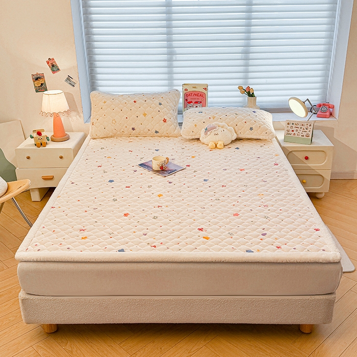 91家纺网 家纺一手货源 找家纺 喜居 2025新款高克重印花牛奶绒夹棉床褥床垫子褥子床护垫 童话星空