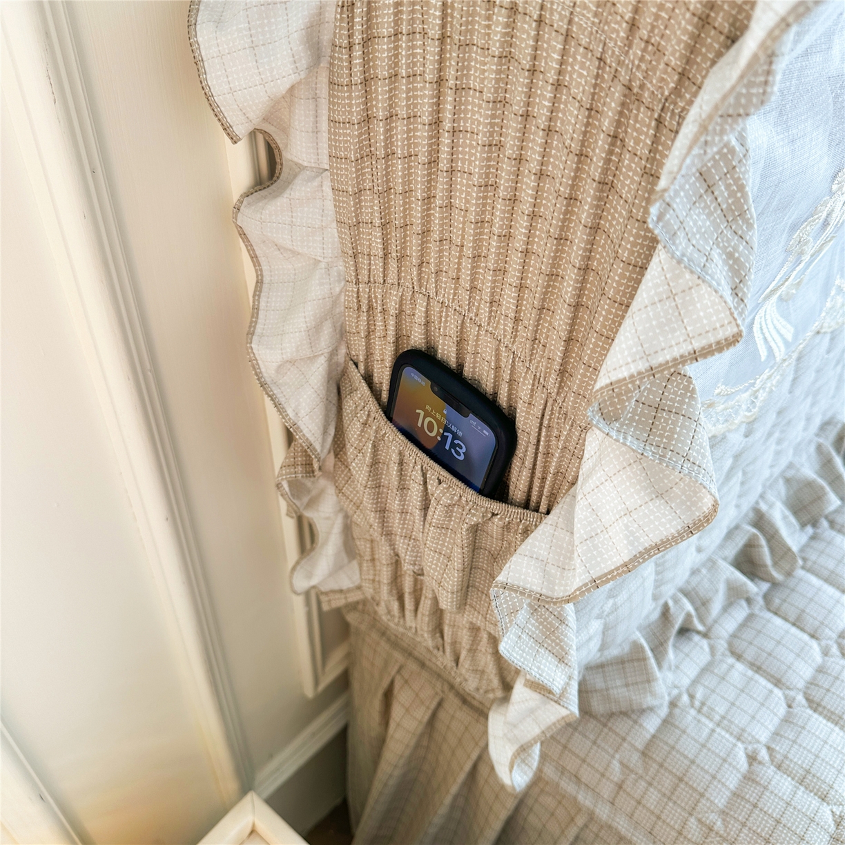 91家纺网 家纺一手货源 找家纺 十个点家纺 2025新款公主风夹棉床头罩-格小格系列 格小格-金驼