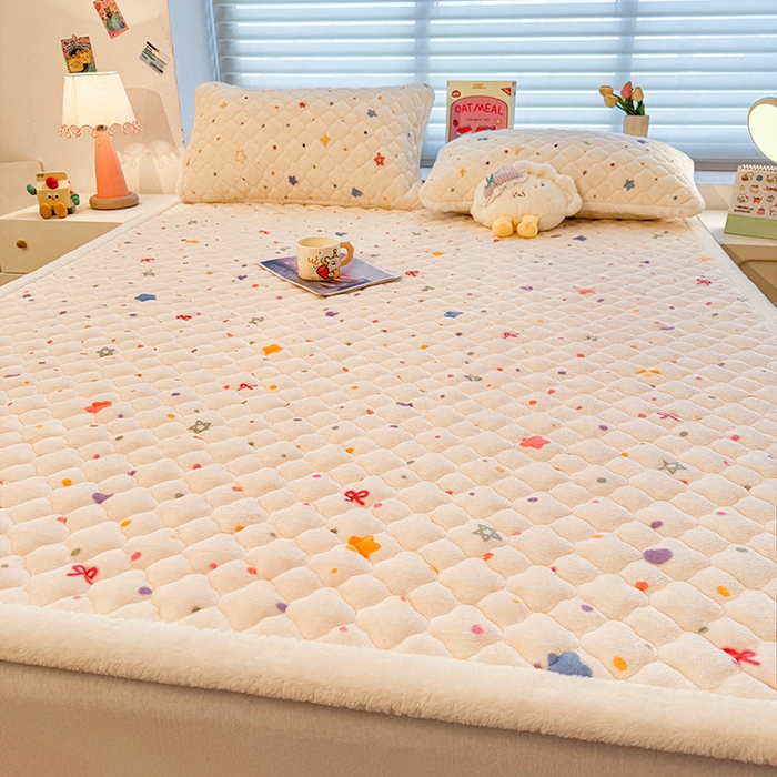 91家纺网 家纺一手货源 找家纺 喜居 2025新款高克重印花牛奶绒夹棉床褥床垫子褥子床护垫 童话星空