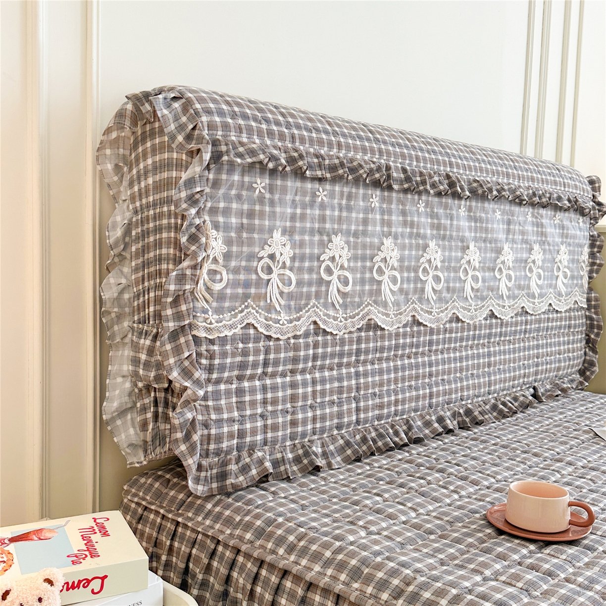 91家纺网 家纺一手货源 找家纺 十个点家纺 2025新款公主风夹棉床头罩-格小格系列 格小格-咖