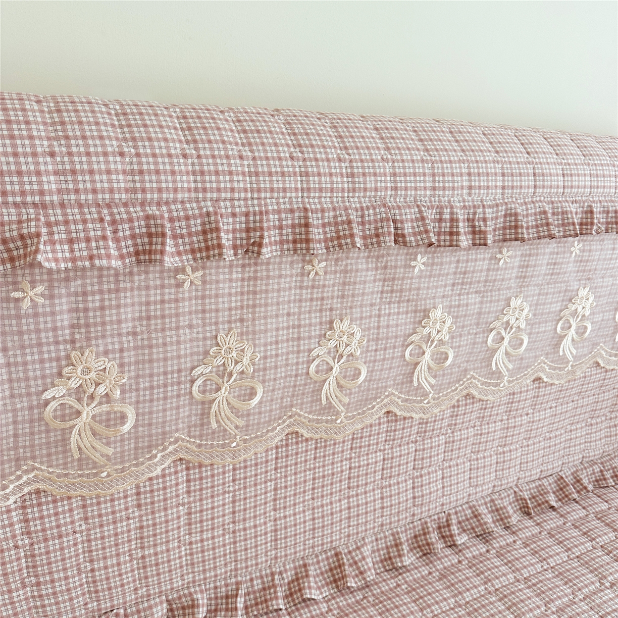 91家纺网 家纺一手货源 找家纺 十个点家纺 2025新款公主风夹棉床头罩-格小格系列 格小格-粉