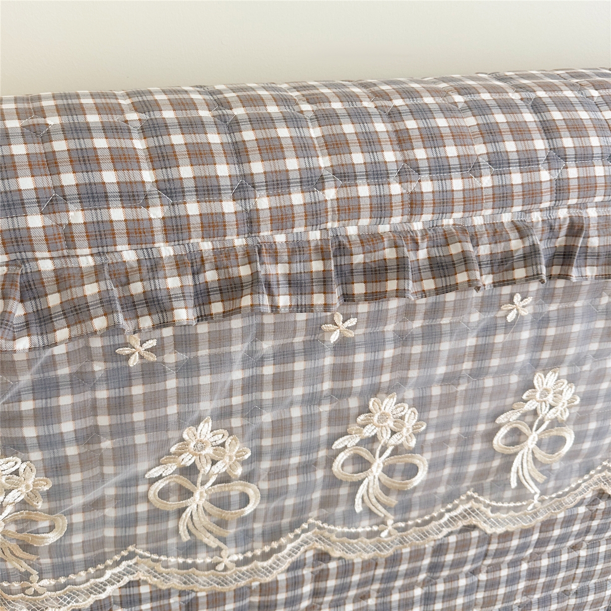 91家纺网 家纺一手货源 找家纺 十个点家纺 2025新款公主风夹棉床头罩-格小格系列 格小格-咖