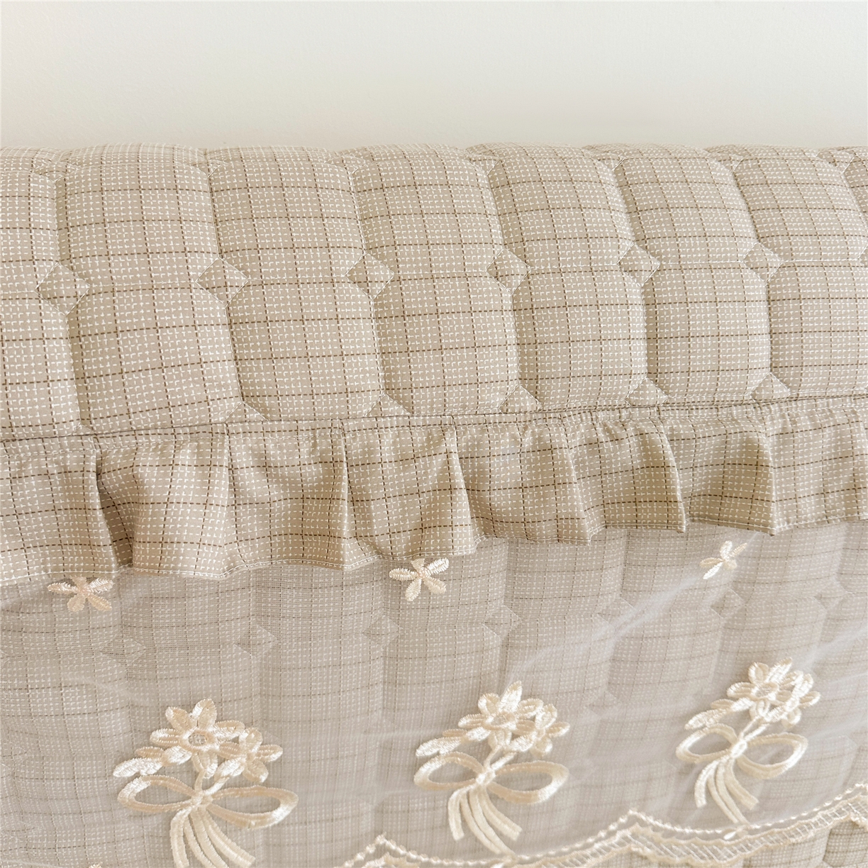 91家纺网 家纺一手货源 找家纺 十个点家纺 2025新款公主风夹棉床头罩-格小格系列 格小格-金驼