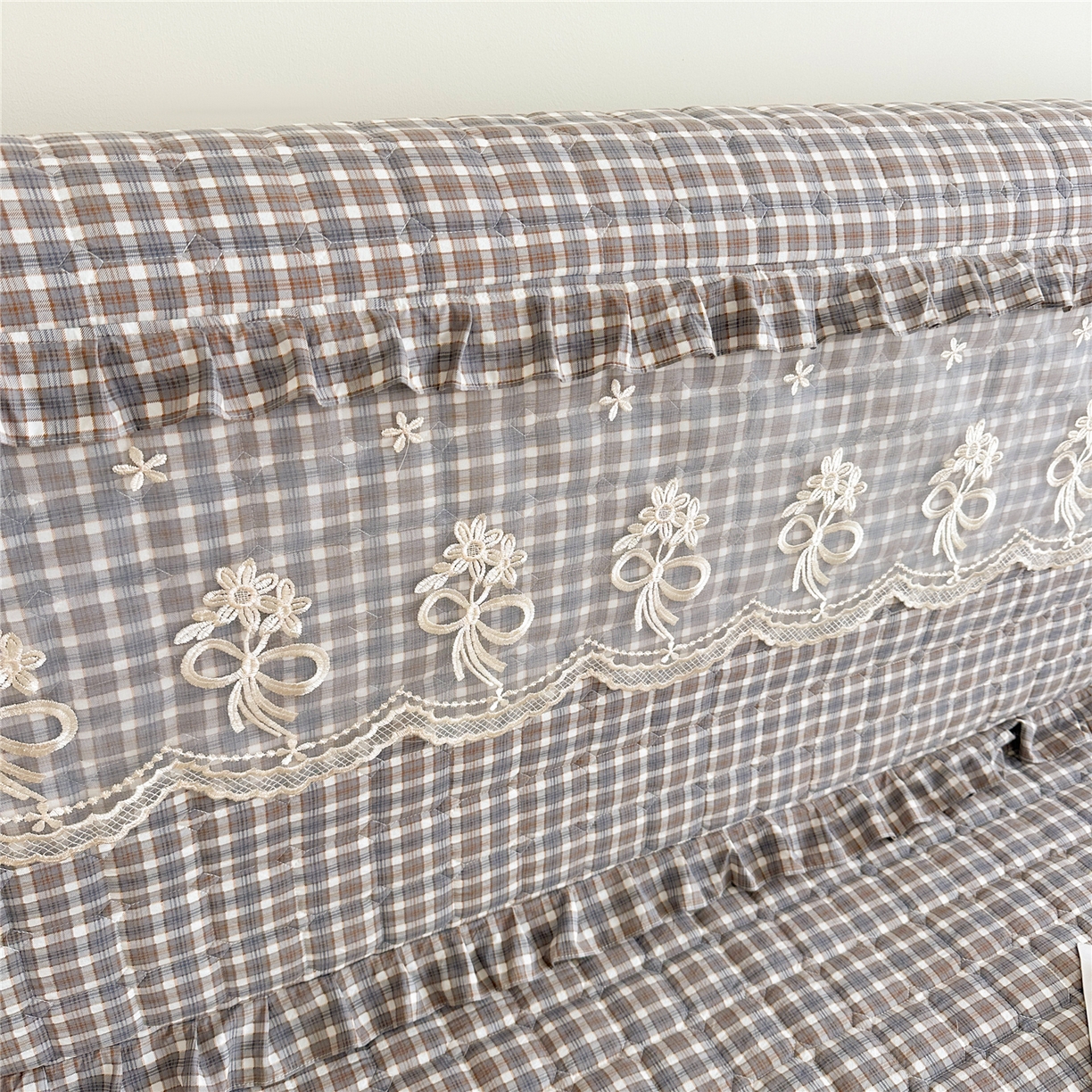 91家纺网 家纺一手货源 找家纺 十个点家纺 2025新款公主风夹棉床头罩-格小格系列 格小格-咖