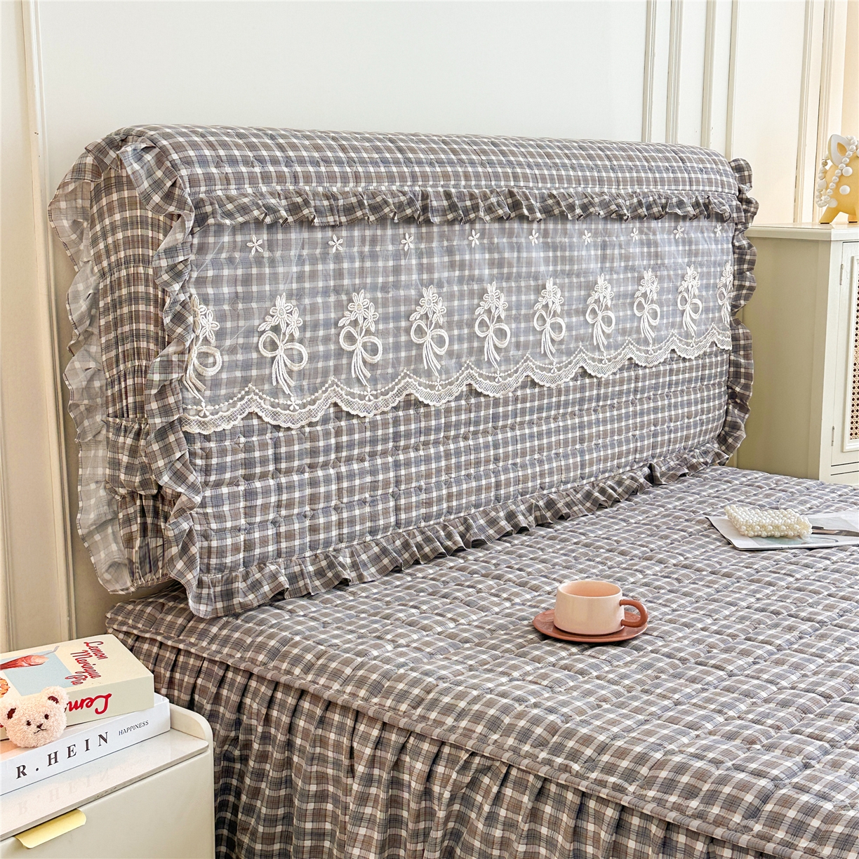 91家纺网 家纺一手货源 找家纺 十个点家纺 2025新款公主风夹棉床头罩-格小格系列 格小格-咖