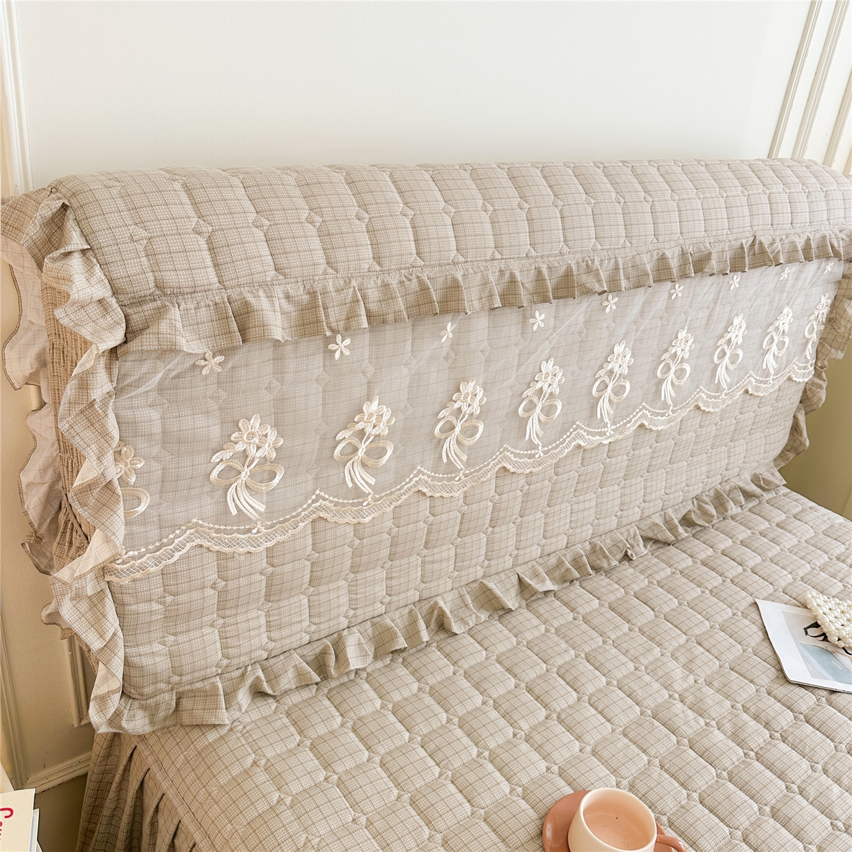 91家纺网 家纺一手货源 找家纺 十个点家纺 2025新款公主风夹棉床头罩-格小格系列 格小格-金驼