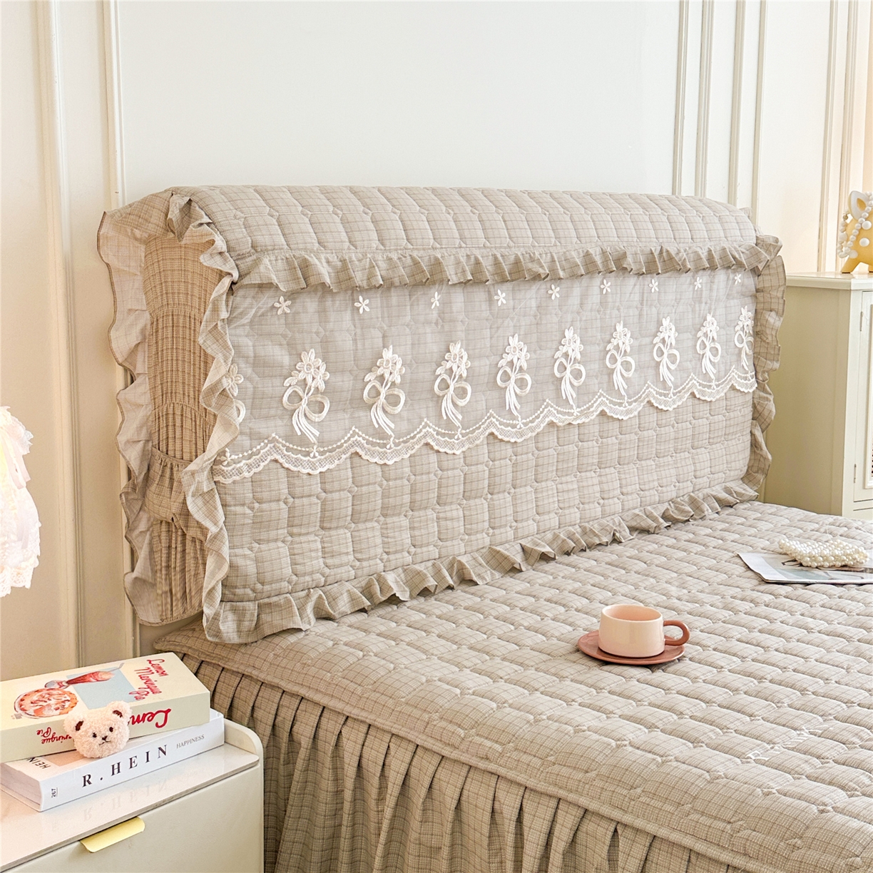 91家纺网 家纺一手货源 找家纺 十个点家纺 2025新款公主风夹棉床头罩-格小格系列 格小格-金驼