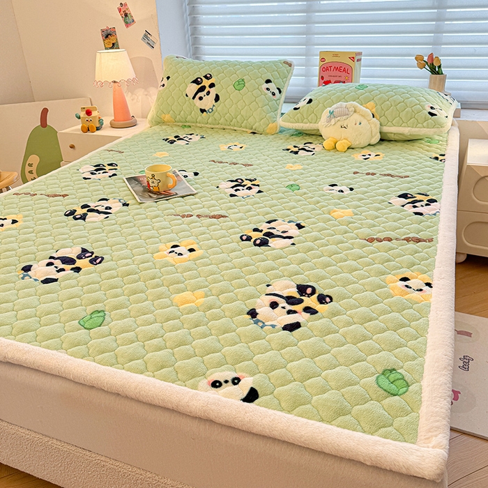 91家纺网 家纺一手货源 找家纺 喜居 2025新款高克重印花牛奶绒夹棉床褥床垫子褥子床护垫 晚安熊猫