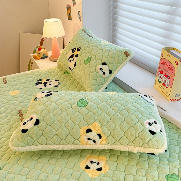 91家纺网 家纺一手货源 找家纺 喜居 2025新款高克重印花牛奶绒夹棉床褥床垫子褥子床护垫 晚安熊猫