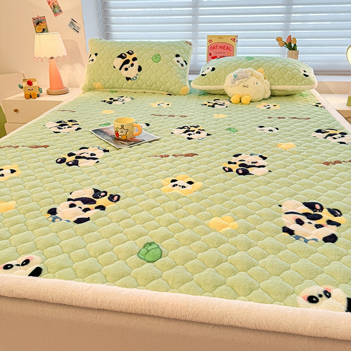 91家纺网 家纺一手货源 找家纺 喜居 2025新款高克重印花牛奶绒夹棉床褥床垫子褥子床护垫 晚安熊猫