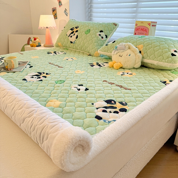 91家纺网 家纺一手货源 找家纺 喜居 2025新款高克重印花牛奶绒夹棉床褥床垫子褥子床护垫 晚安熊猫