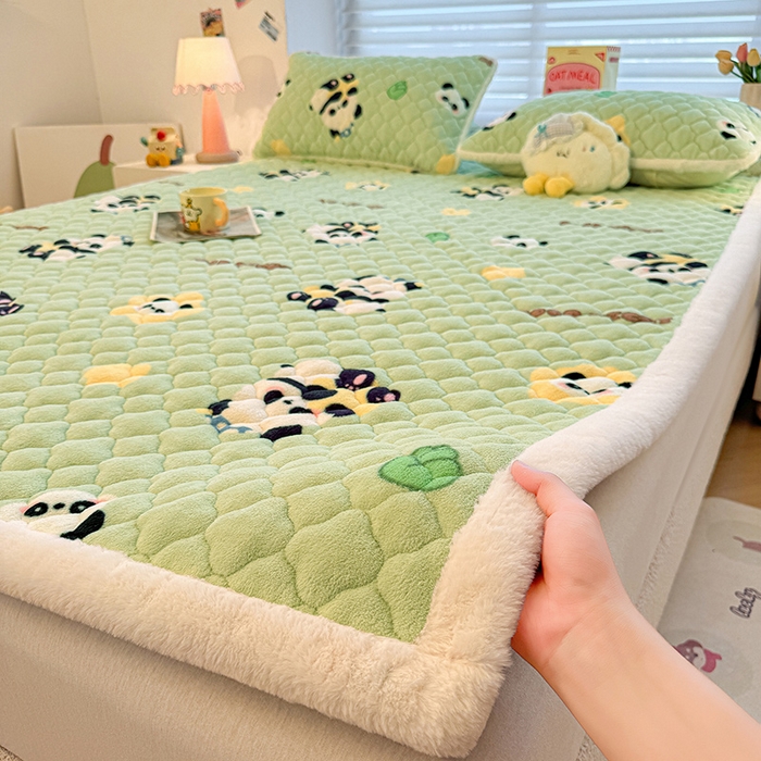 91家纺网 家纺一手货源 找家纺 喜居 2025新款高克重印花牛奶绒夹棉床褥床垫子褥子床护垫 晚安熊猫