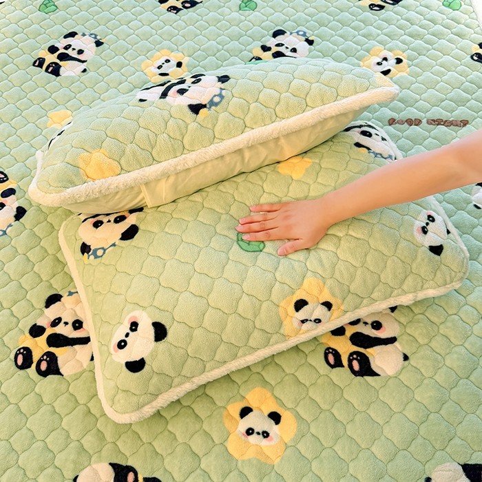 91家纺网 家纺一手货源 找家纺 喜居 2025新款高克重印花牛奶绒夹棉床褥床垫子褥子床护垫 晚安熊猫