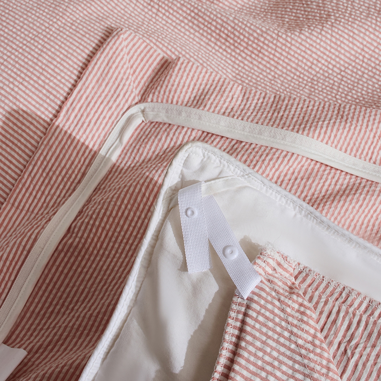 91家纺网 家纺一手货源 找家纺 LADYCOCO可可家居 2025新款三开口针织+梭织 夹棉四件套 优易套/U易套 三开口被套，唯一专利发明单位，全球专利布局 泡泡纱 条纹粉色