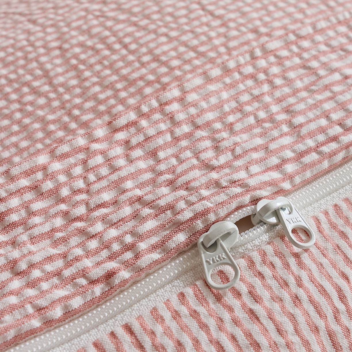 91家纺网 家纺一手货源 找家纺 LADYCOCO可可家居 2025新款三开口针织+梭织 夹棉四件套 优易套/U易套 三开口被套，唯一专利发明单位，全球专利布局 泡泡纱 条纹粉色