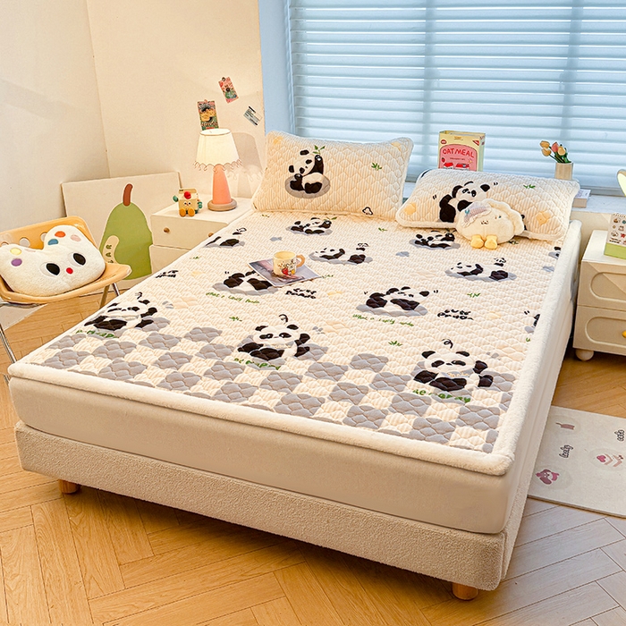 91家纺网 家纺一手货源 找家纺 喜居 2025新款高克重印花牛奶绒夹棉床褥床垫子褥子床护垫 小灰熊猫