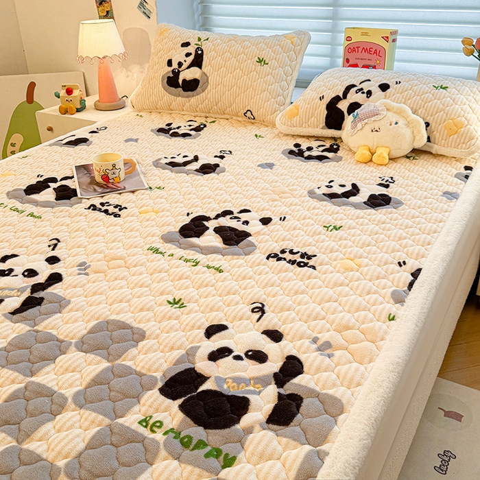 91家纺网 家纺一手货源 找家纺 喜居 2025新款高克重印花牛奶绒夹棉床褥床垫子褥子床护垫 小灰熊猫