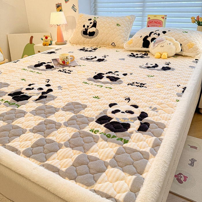 91家纺网 家纺一手货源 找家纺 喜居 2025新款高克重印花牛奶绒夹棉床褥床垫子褥子床护垫 小灰熊猫
