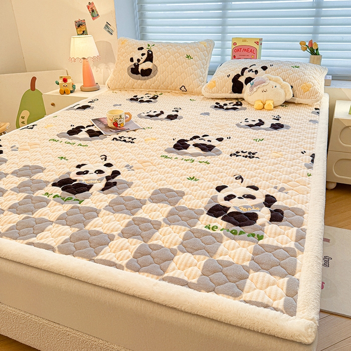 91家纺网 家纺一手货源 找家纺 喜居 2025新款高克重印花牛奶绒夹棉床褥床垫子褥子床护垫 小灰熊猫